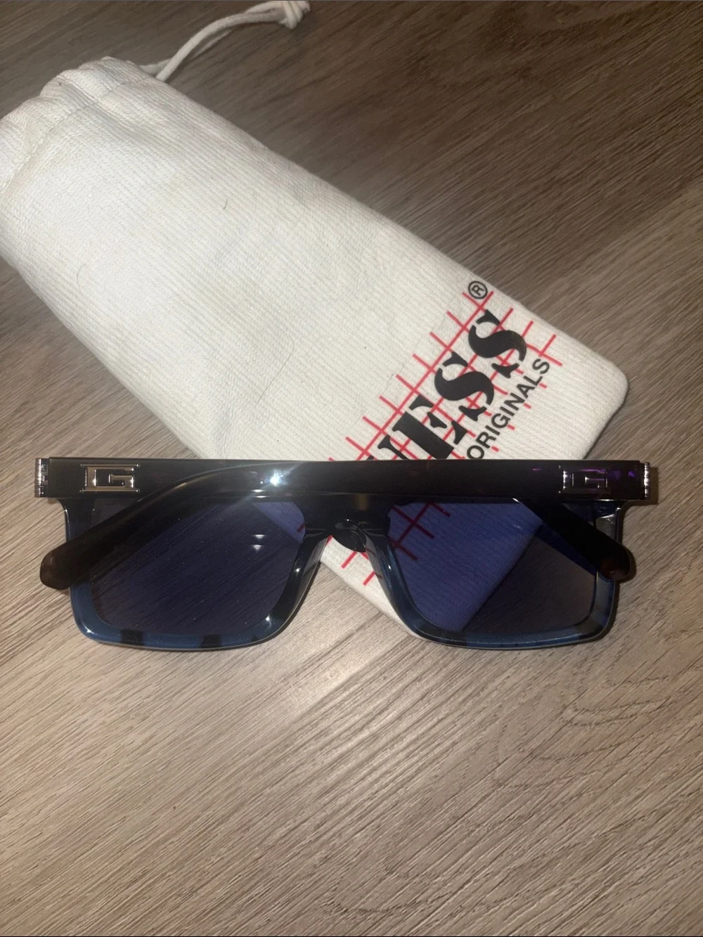 Guess women’s square